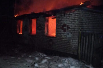 Частный дом загорелся на улице Центральной в селе Большое Подберезье.