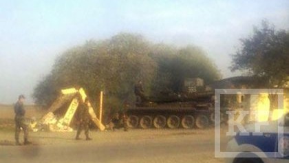 Сегодня утром 8 ноября возле села Милабад танк врезался в автобусную остановку. Он также повредил две припаркованные рядом машины