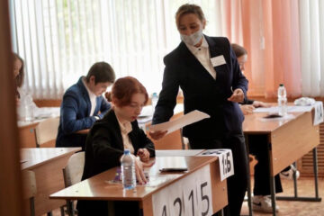 Первым из обязательных предметов выпускники сдавали русский язык. Это самый массовый экзамен в России и республике.