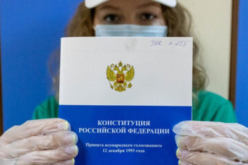 Основной закон вручат также оформившим российское гражданство иностранцам.