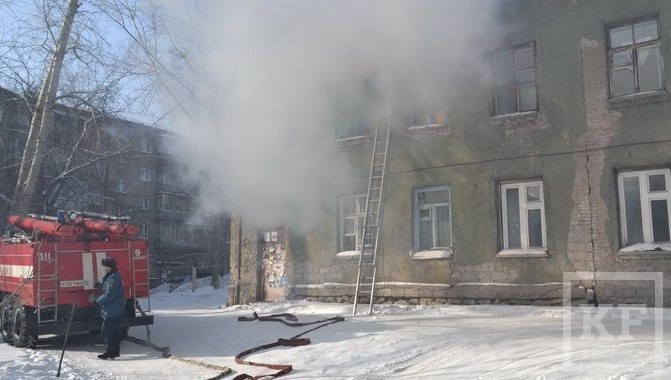 Дым заполнил один из подъездов дома №10 по улице Курчатова в ночь на четверг. Открытого огня не было видно