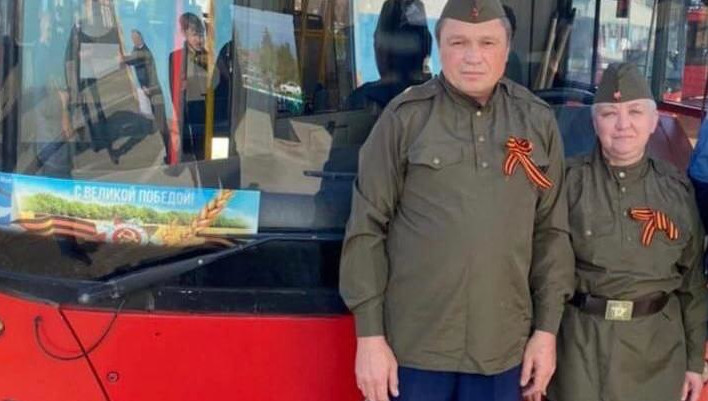 Работники транспортных предприятий встречают пассажиров с георгиевскими лентами на груди.