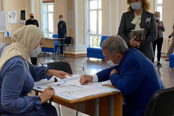 Президент Татарстана и Гульсина Минниханова проголосовали на участке №42 в Казани.