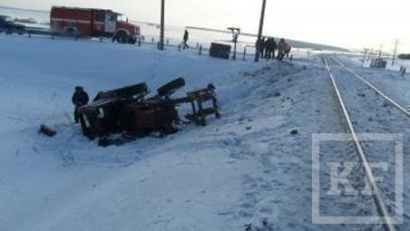 В Татарстане на железной дороге произошло серьезное дорожно-транспортное происшествие — столкнулись трактор и локомотив.