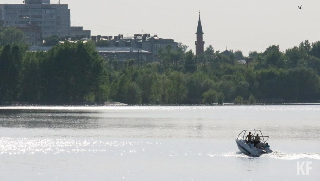 Тот хотел купить моторную лодку.