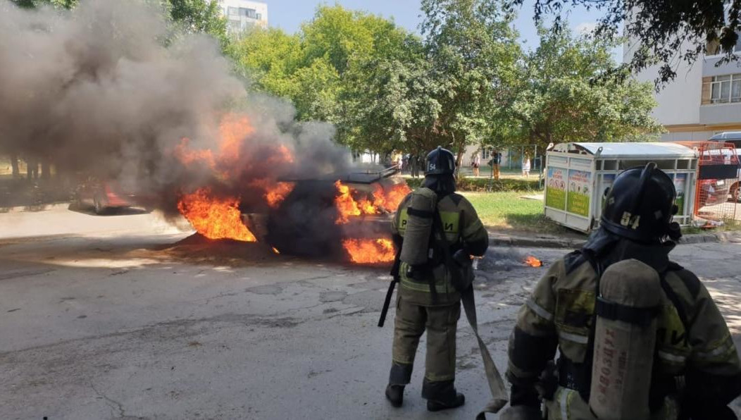 Вместе с другими ему удалось отстоять соседнее авто.