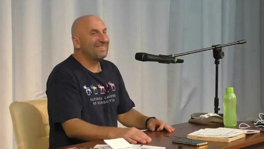 Из-за скандала мужчина отвернулся от жены