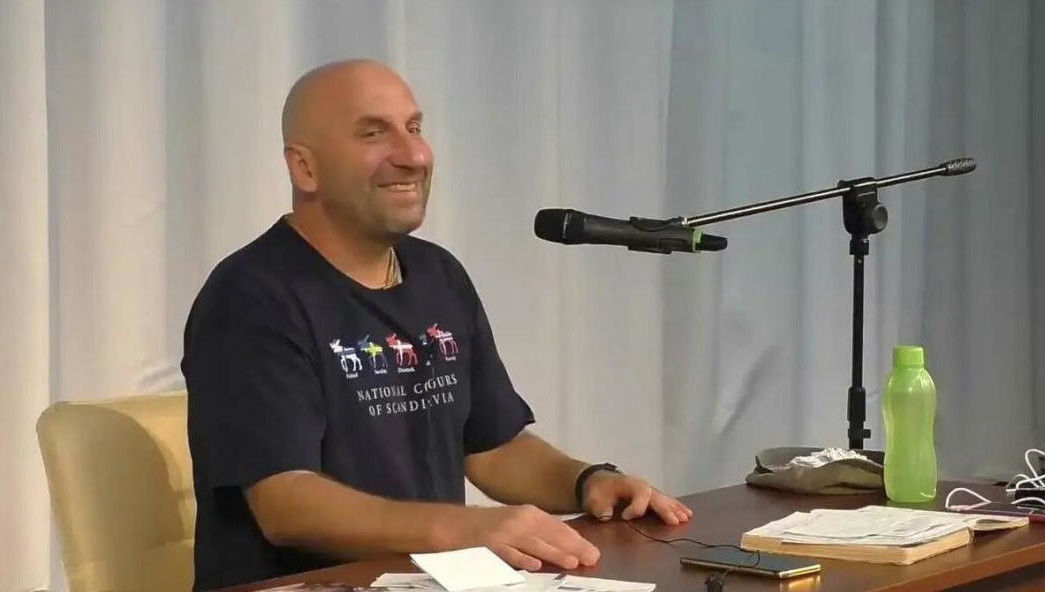 Из-за скандала мужчина отвернулся от жены