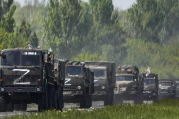 «Командир» «Азова»* из-за ненависти жителей Мариуполя был вывезен с территории в бронеавтомобиле.