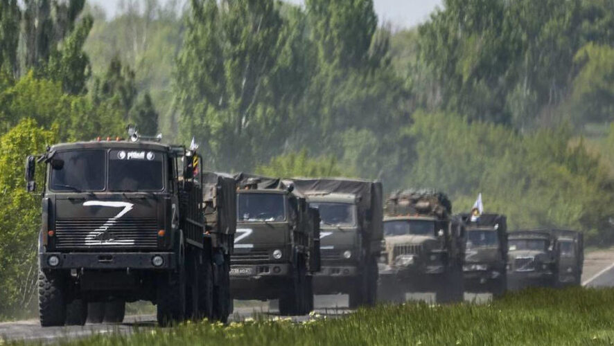 &laquo;Командир&raquo; &laquo;Азова&raquo;* из-за ненависти жителей Мариуполя был вывезен с территории в бронеавтомобиле.