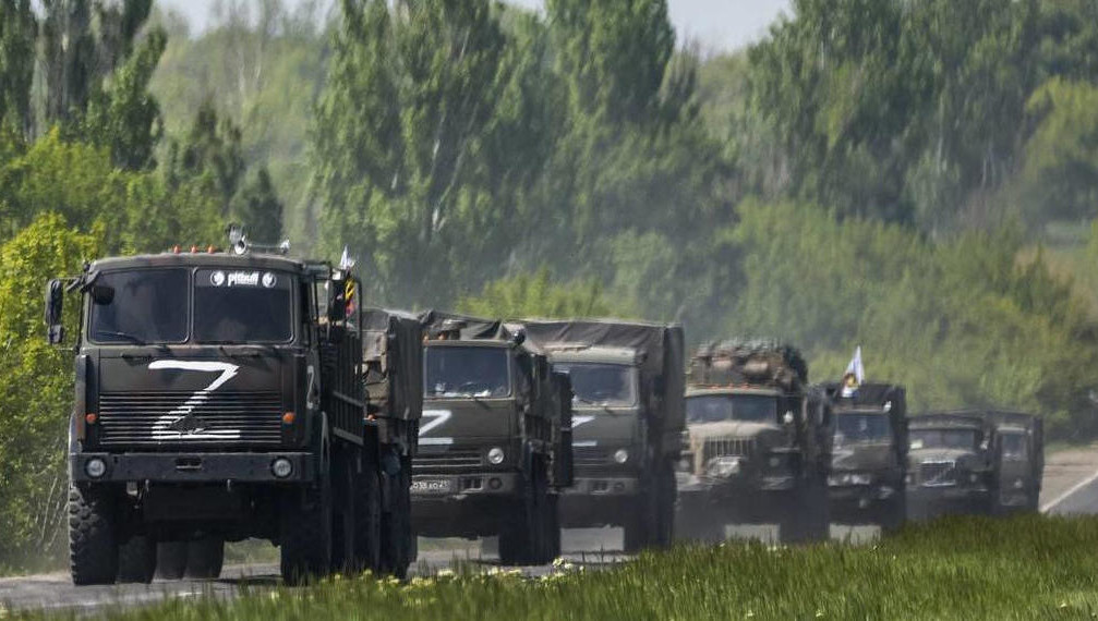 «Командир» «Азова»* из-за ненависти жителей Мариуполя был вывезен с территории в бронеавтомобиле.