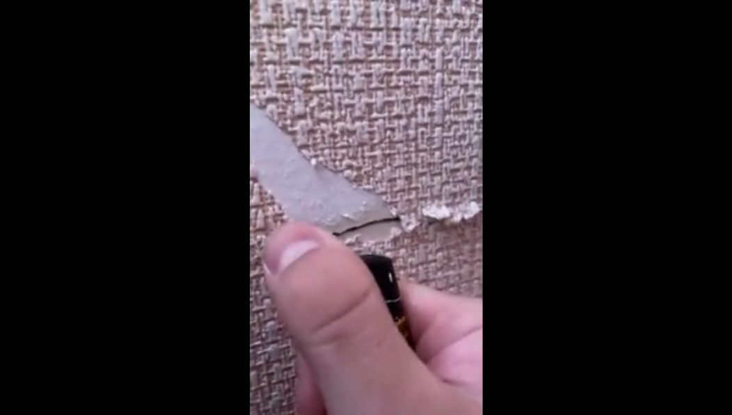 Мужчина недоволен покупкой жилья