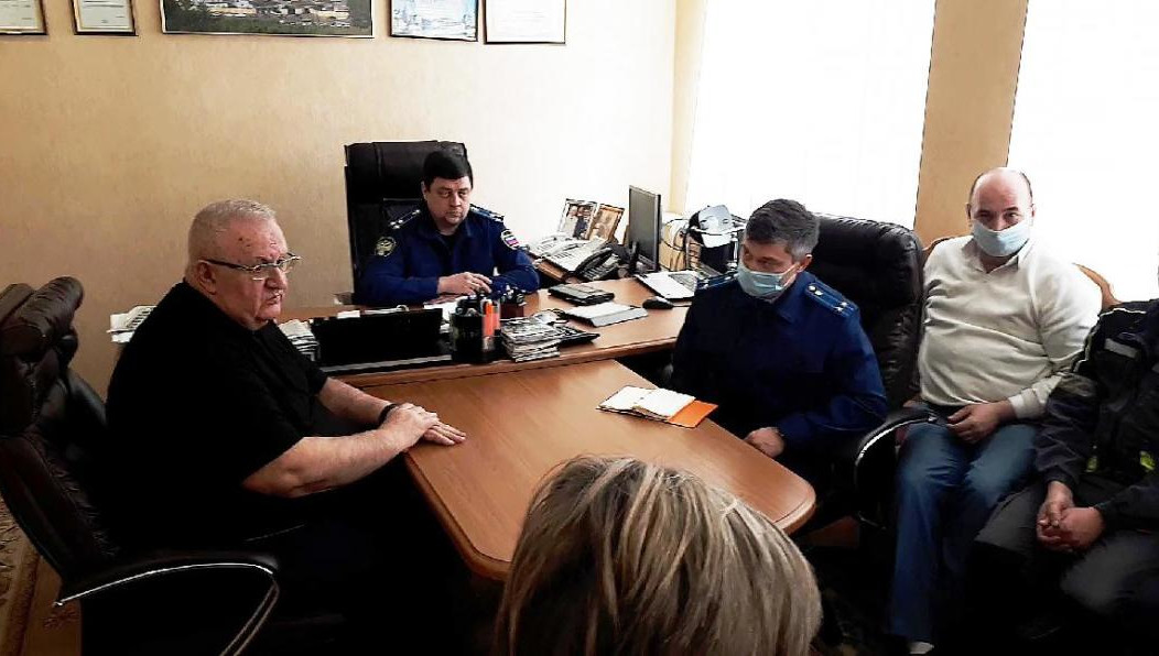 Представитель надзорного органа обсудил с работниками ситуацию на предприятии и выслушал их жалобы.