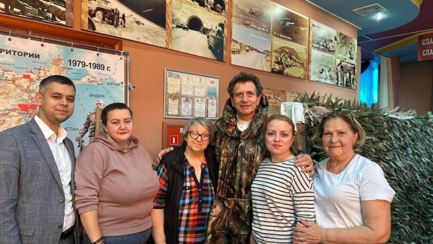 Народного артиста ребята обучили плести&nbsp;маскировочные сети.