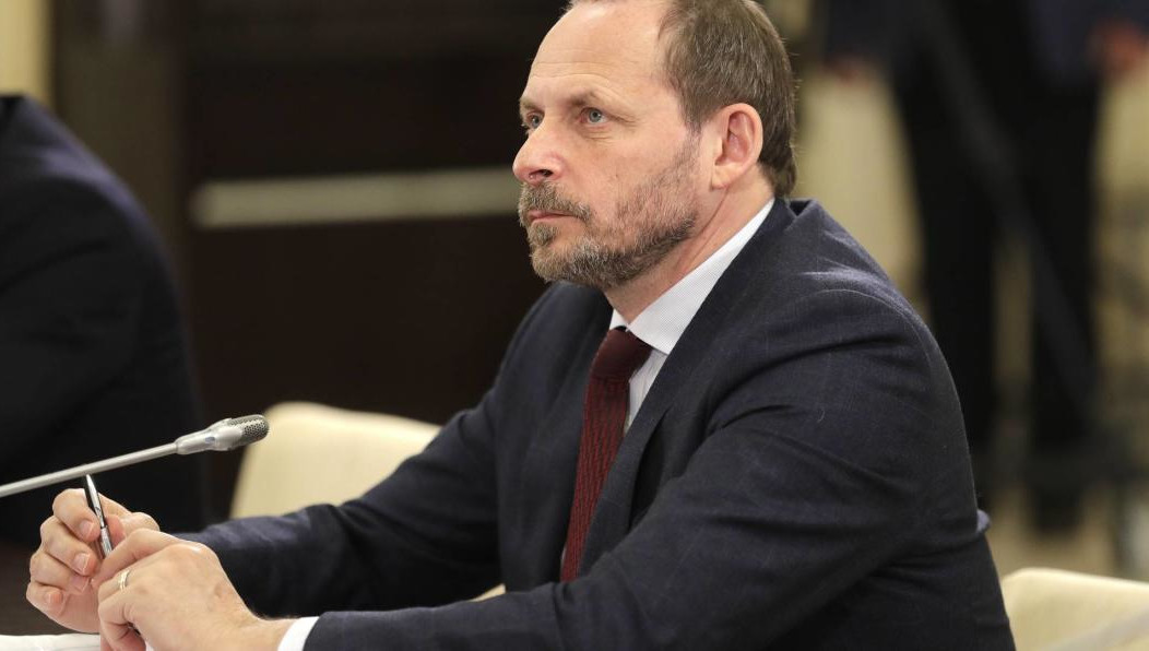 Также он уходит из совета директоров и руководящих должностей в международных дочерних структурах группы.