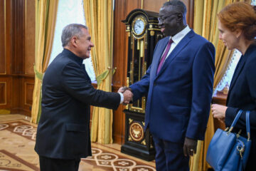 Президент Татарстана встретился с чрезвычайным и полномочным послом республики Сенегал в России.