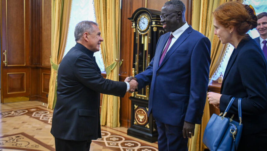 Президент Татарстана встретился с чрезвычайным и полномочным послом республики Сенегал в России.