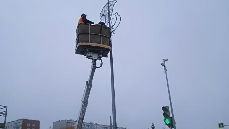 Сотрудники ПАДа установят больше 1000 праздничных консолей на уличных фонарях.