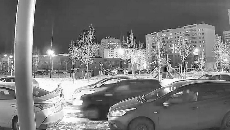 От удара школьника отбросило на припаркованную во дворе иномарку.