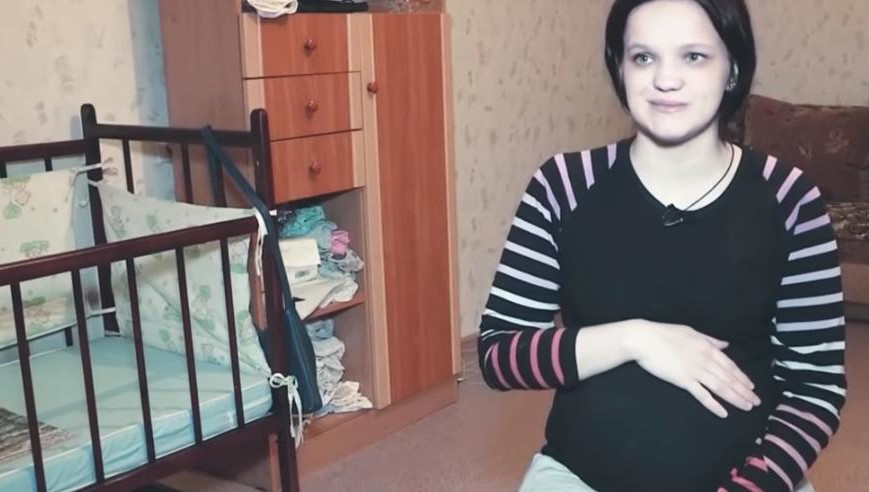 Олег Яфизов обставил квартиру молодой женщины мебелью.