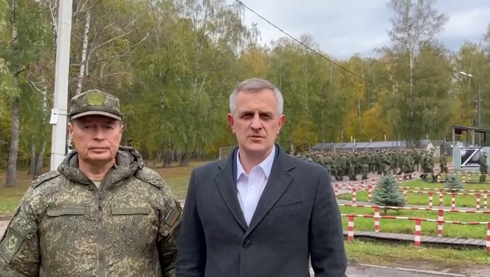 Гости прибыли на учебный полигон танкового училища.