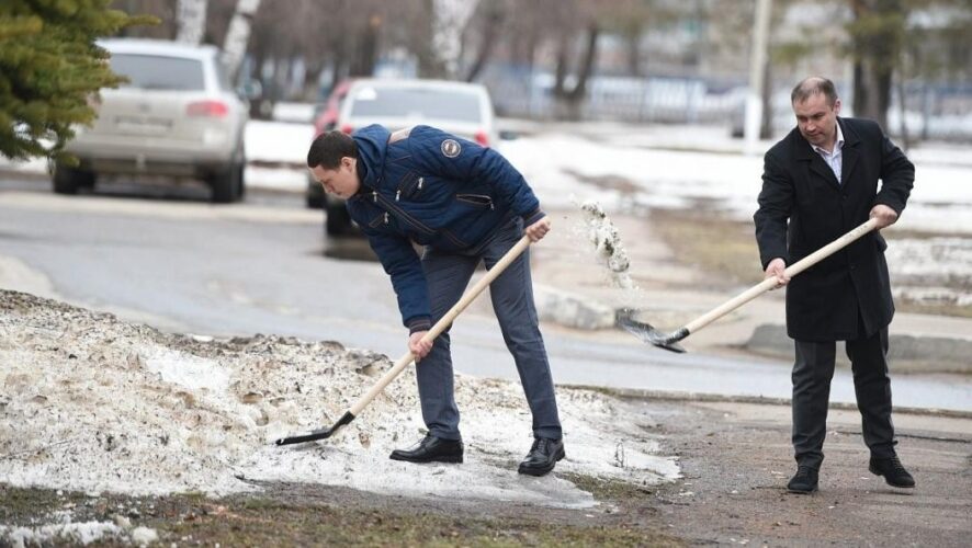 Общегородскую весеннюю уборку открыли сегодня в Нижнекамске сотрудники муниципалитета