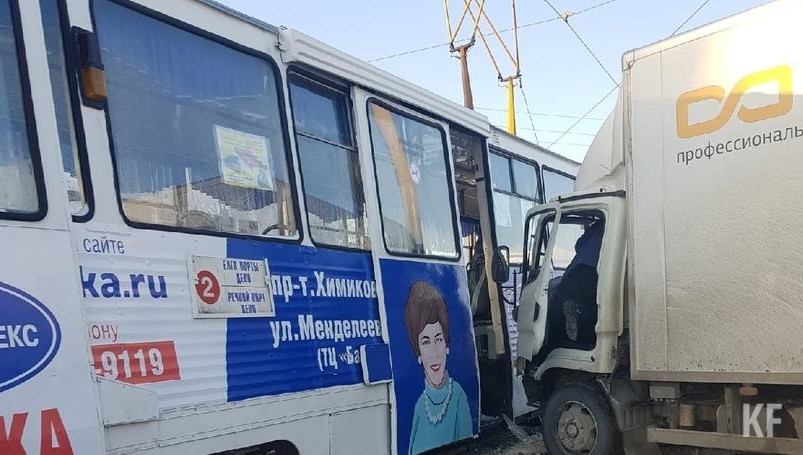 Авария произошла на дорожном кольце на проспекте Вахитова.