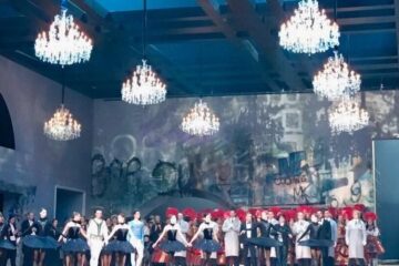 Во время премьеры балета «Нуреев» в Большом театре несколько артистов труппы вышли на финальный поклон в футболках с надписью «Свободу режиссеру» и портретом руководителя постановки Кирилла Серебренникова. Фото зрители опубликовали в Twitter.