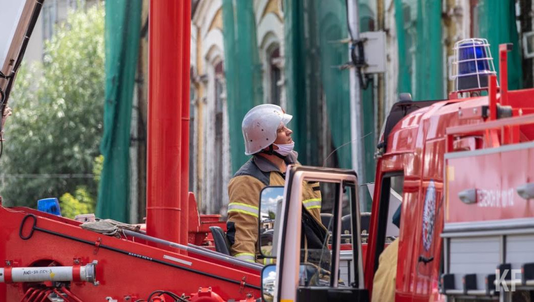 Одна из женщин передвигаться сама не может.