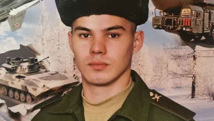 Военный комиссар района посетил семью рядового и выразил соболезнования близким погибшего от лица министра обороны.