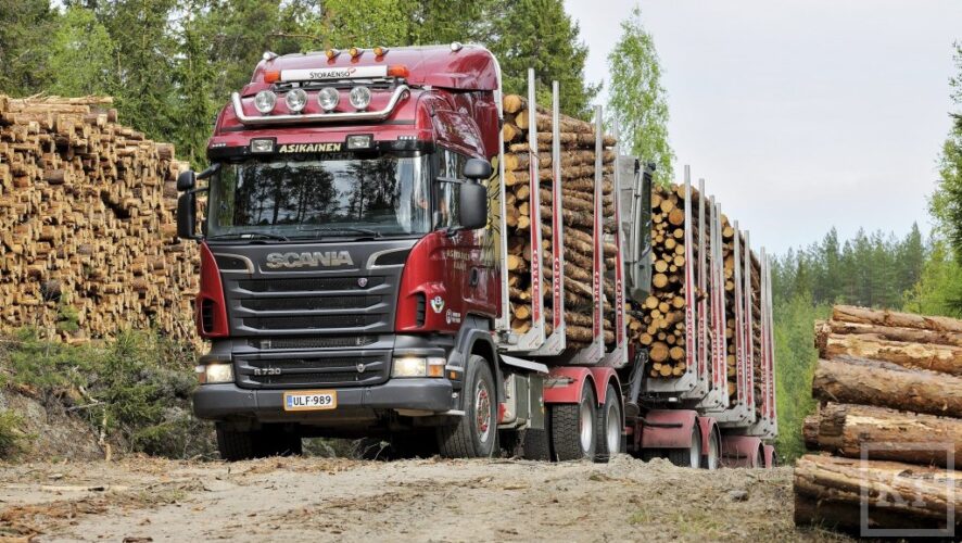 Восемь грузовиков-лесовозов на 30