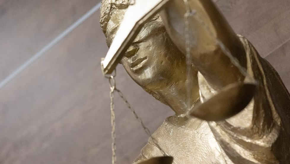 Кассир финансовой организации забирала деньги из сейфа и подкладывала вместо них сувенирные купюры.