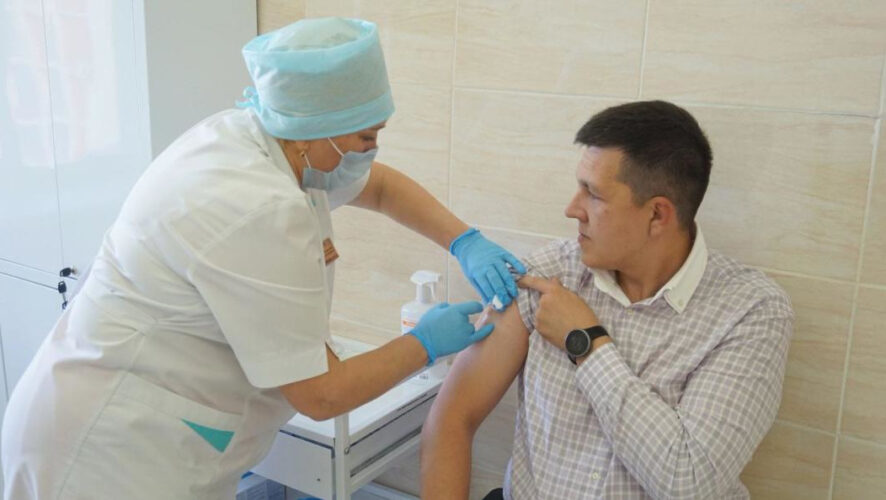 Медика вакцинировали в числе первых.