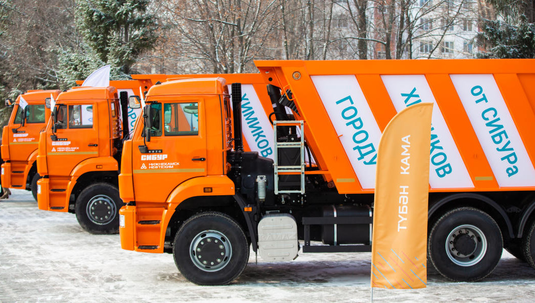 Среди закупленного - «КАМАЗы» и шнекороторные снегоочистители.