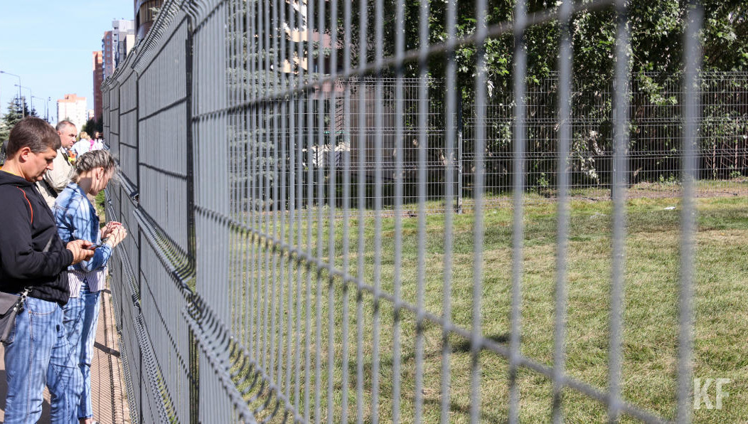 Вместо старых ограждений из дерева и металла поставят высокие стальные заборы.