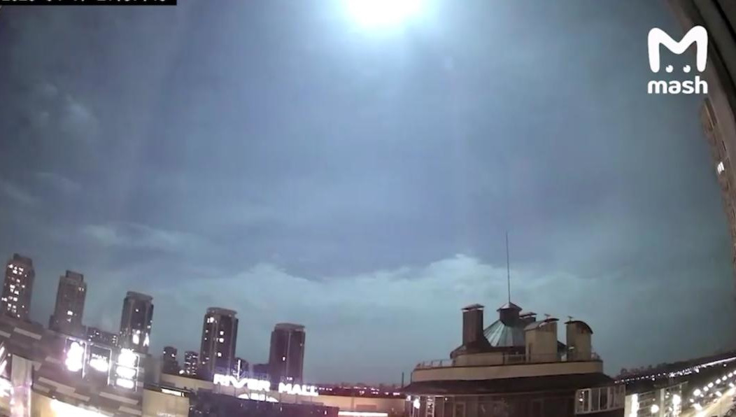 Ранее жители заметили в небе над городом яркую вспышку.