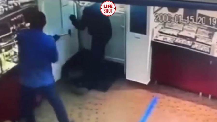 Мужчины избили охранника и разбили витрины.