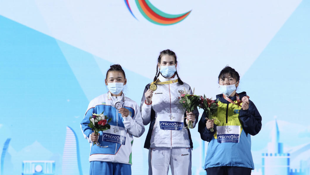 Россияне занимают первое место в общем медальном зачёте.