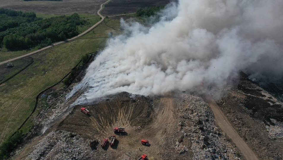 На месте задействованы самосвалы