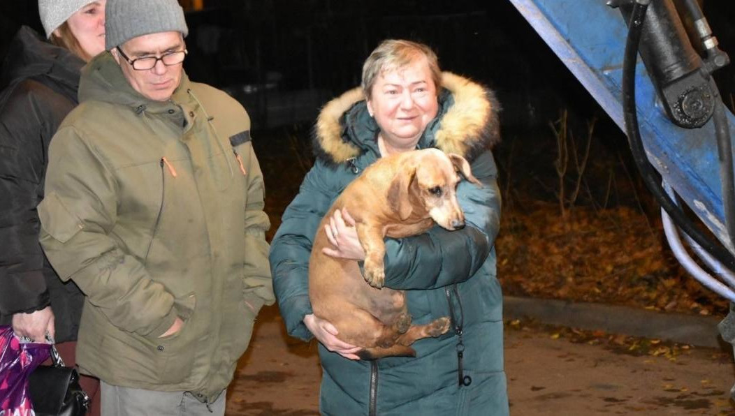 Тяжелой техникой отодвинули блоки из бетона