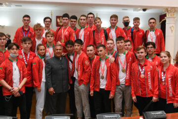 Президент республики наградил татарстанских участников чемпионата благодарностями и медалями.