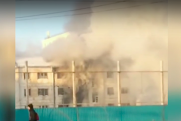 Кадры горящего дома в центре Казани опубликовал в интернете очевидец.