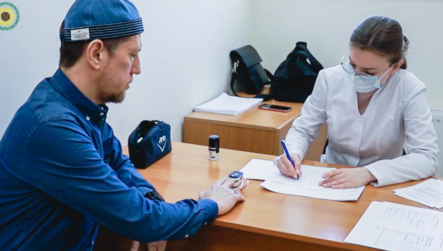 Здешние работники постоянно контактируют с людьми.