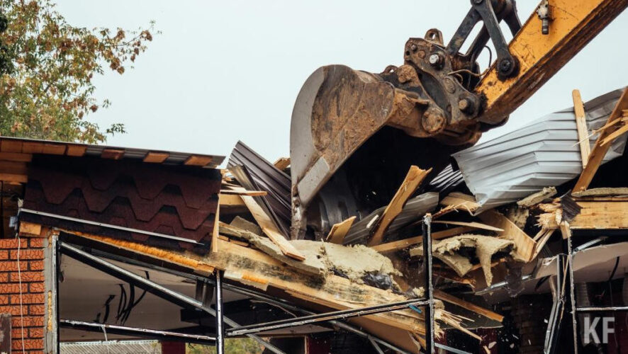 Жильцы должны в течение шести месяцев обеспечить снос аварийных зданий.