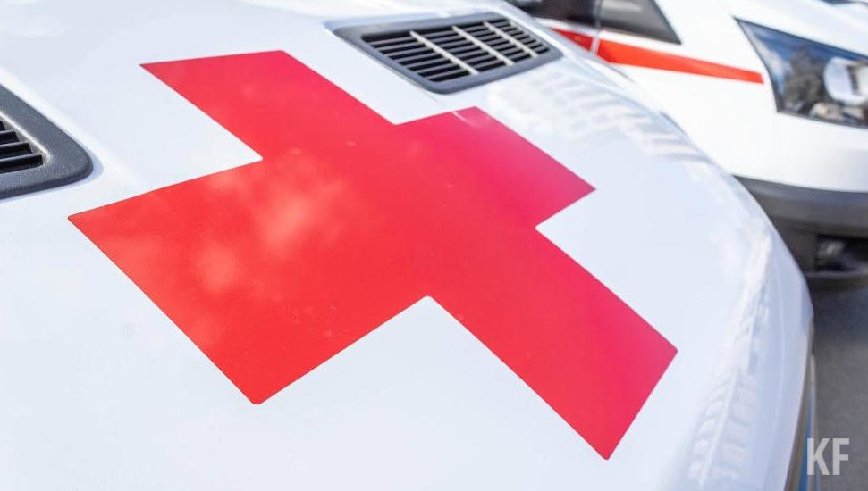 Один из подвыпивших гостей решил потанцевать с виновницей торжества.