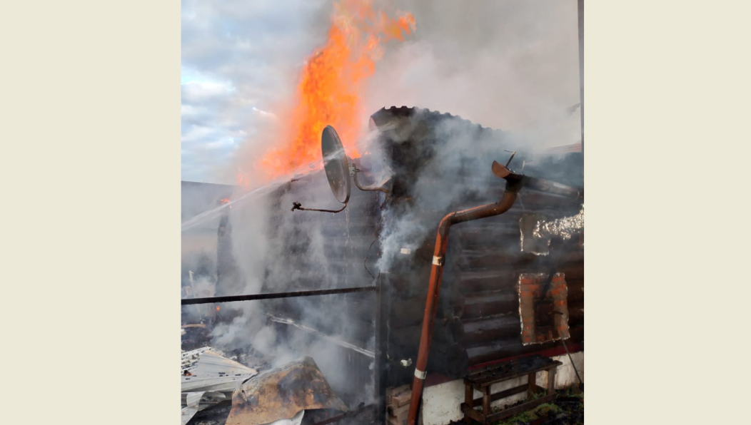 На участке полыхала баня.