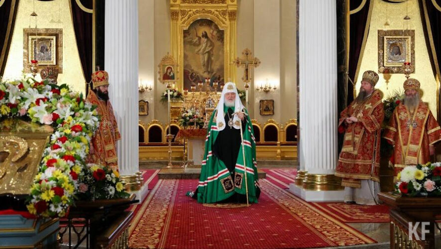 В соборе Казанской иконы Божией Матери прошло торжественное богослужение. На литургию пришли тысячи казанцев и гостей города.