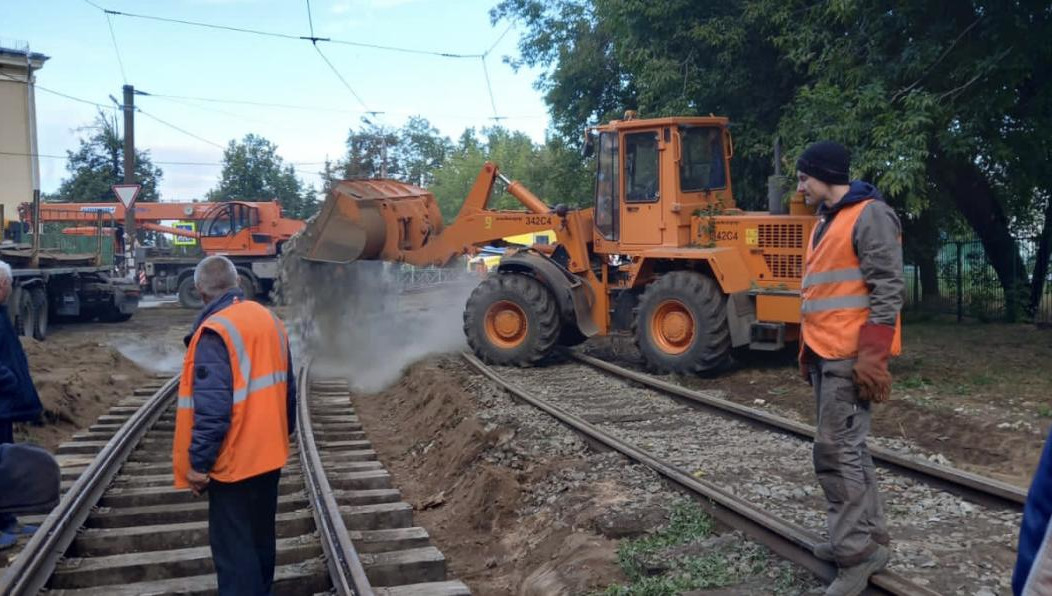 Также продолжаются работы по замене негодных шпал.