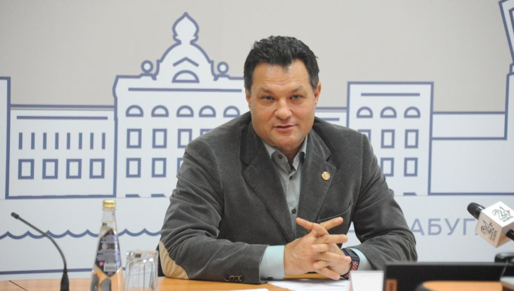 Ряд негативных инфоповодов не позволил подняться мэру города выше.