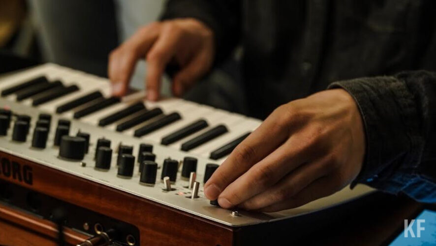 Он обманул ее во время покупки синтезатора.